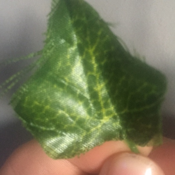 Selling green vines! Brand name Shein, length of each vine is 210cm,colour green - Picture 3 of 3